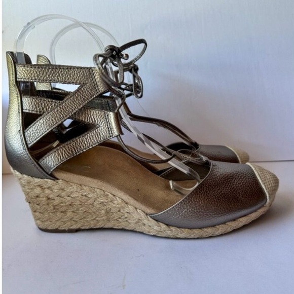 Vionic Gray Cream Calypso Wedge Sandals with Modern T-Strap - Picture 5 of 14